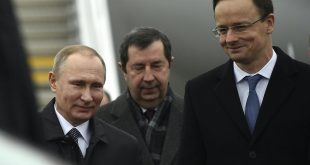 Владимир Николаевич Сергеев (в центре) с Владимиром Владимировичем Путиным и Петером Сийярто 2 февраля 2017 года, после приземления президента Путина в Будапеште. Фото: Тамаш Ковач / MTI / MTVA