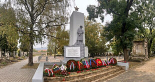 На плитах воинского захоронения в городе Полгарди 253 имени