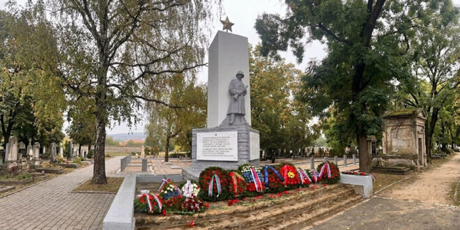 На плитах воинского захоронения в городе Полгарди 253 имени